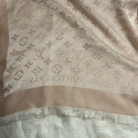 COPY - Louis Vuitton Monogram Shine Shawl - Picture 12 of 12
